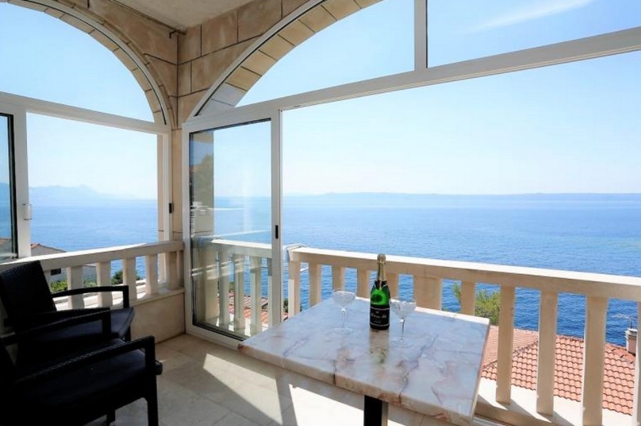 Terrass på plan 2 med havsutsikt