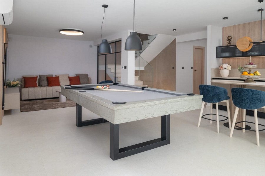 Biljardbord i vardagsrummet med öppen planlösning i villan