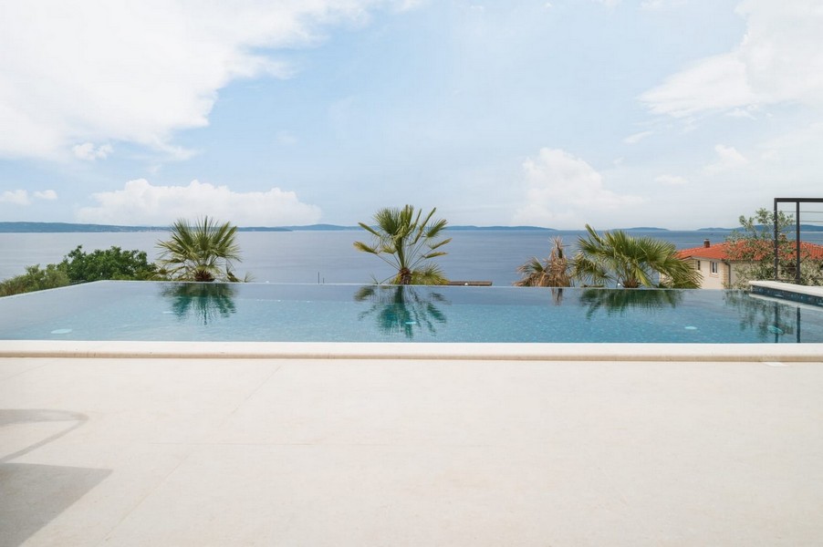 Infinitypool med panoramautsikt över havet i Kroatien