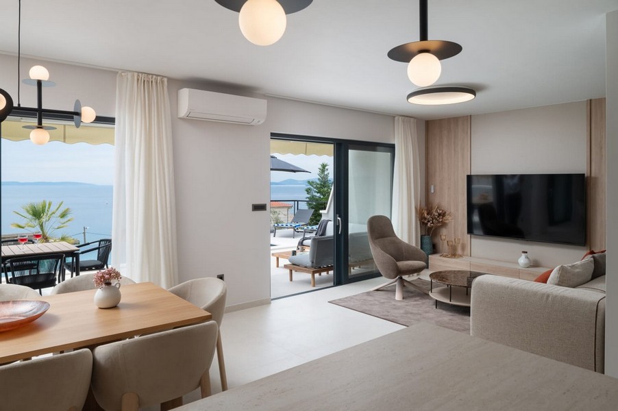 Modernt vardagsrum med havsutsikt och terrass