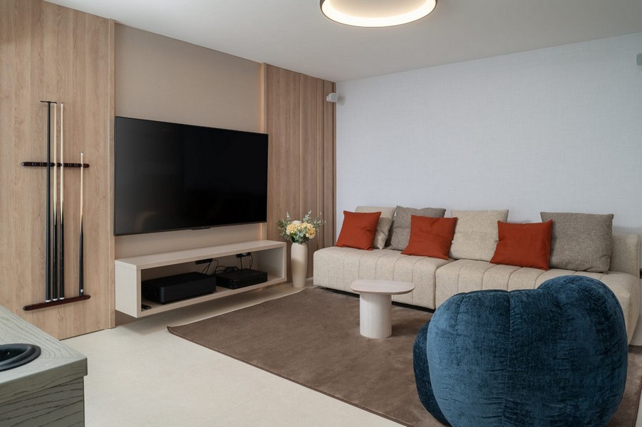 Stilrent inrett vardagsrum med TV-del
