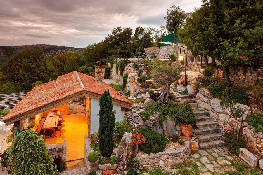 Fastighet med en tomtyta på cirka 4 300 m² och havsutsikt