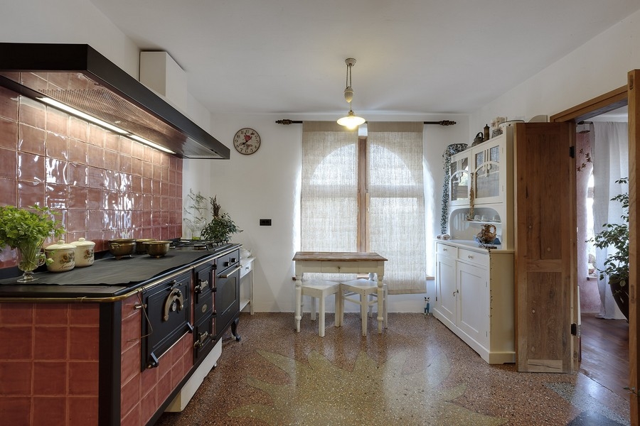 Stort kök med matplats och fönster