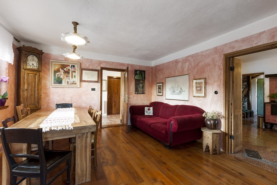 Vardagsrum och matplats med möbler