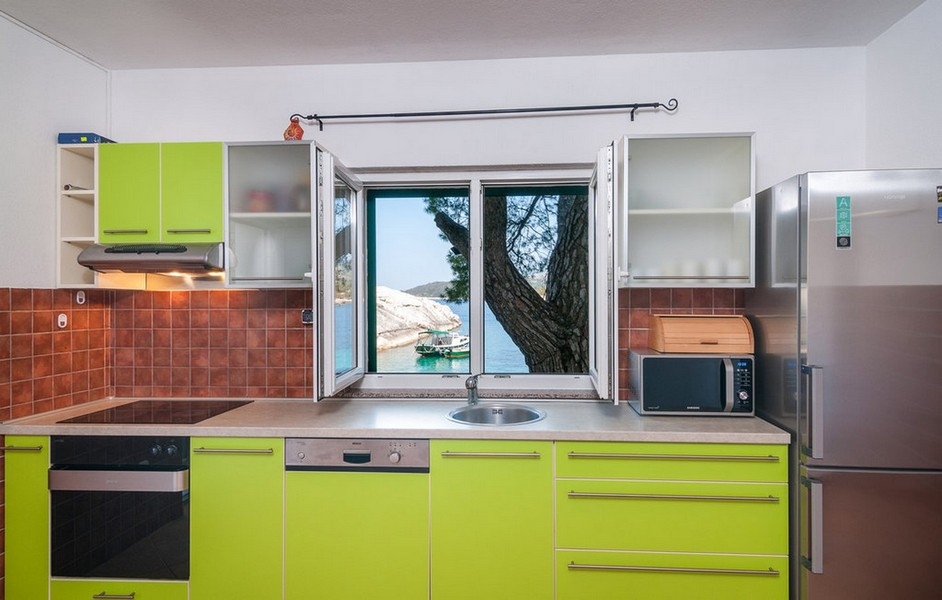 Utrustat kök med fönster och havsutsikt