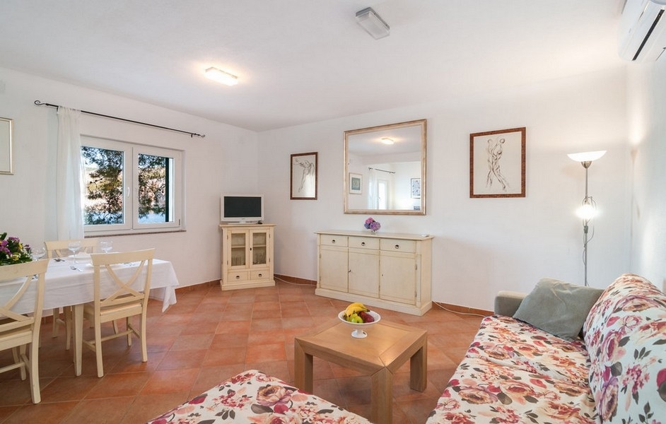 Stora och ljusa rum med fönster och utgång till altan