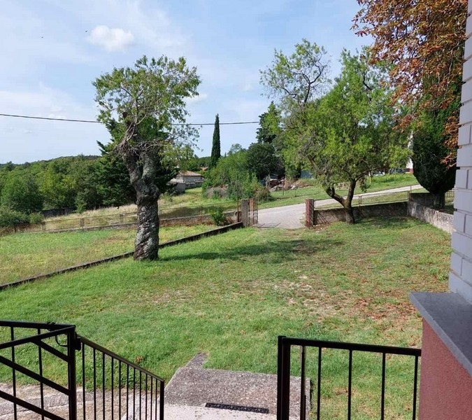 Hus med stor trädgård