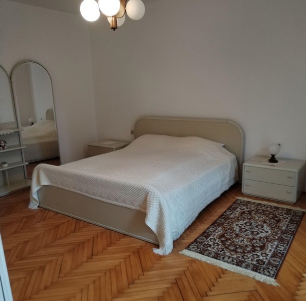 Rymligt sovrum med dubbelsäng