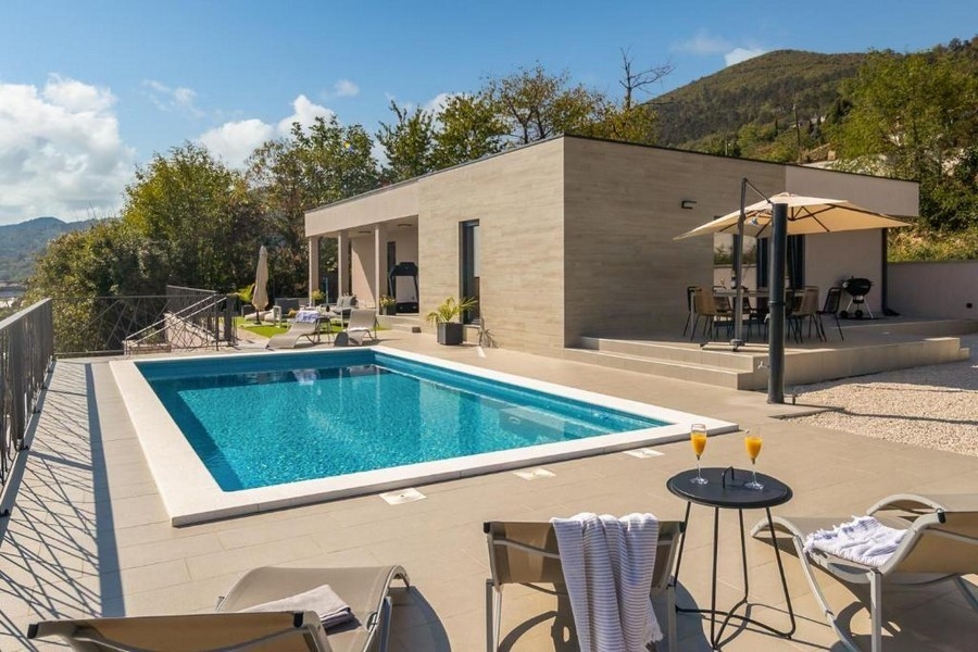 Modern villa med havsutsikt och pool