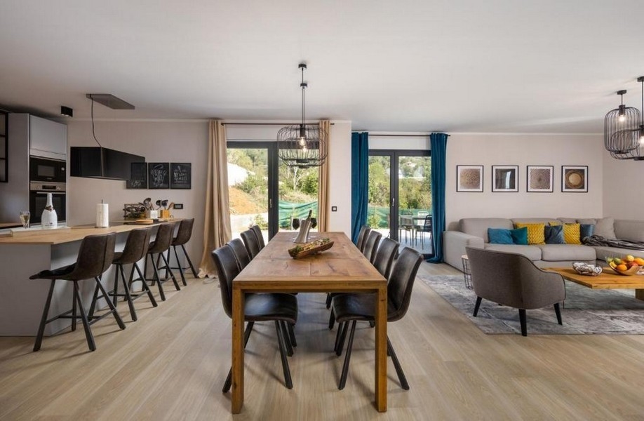 Stort kök-vardagsrum med utgång till altan