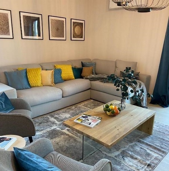 Ljust vardagsrum fullt möblerad