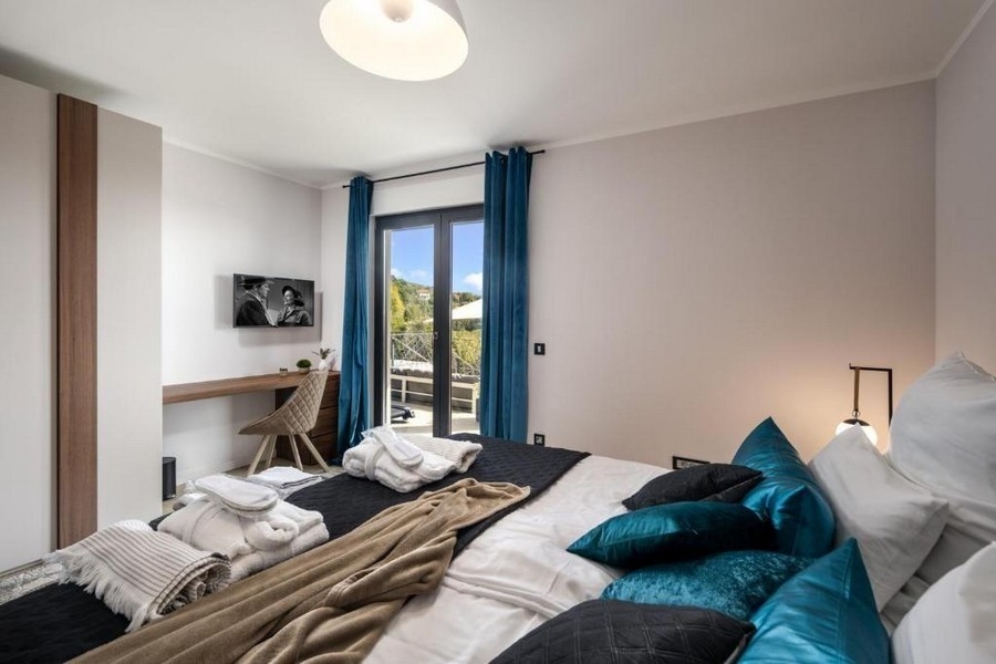 Sovrum med utgång till terrassen med havsutsikt