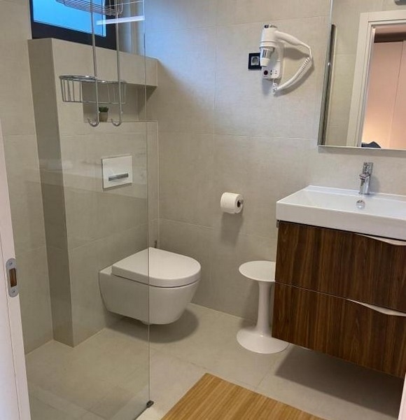 Modernt badrum med fönster