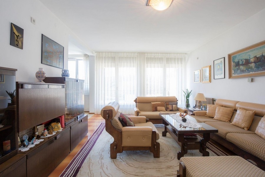 Ljust vardagsrum med utgång till altan