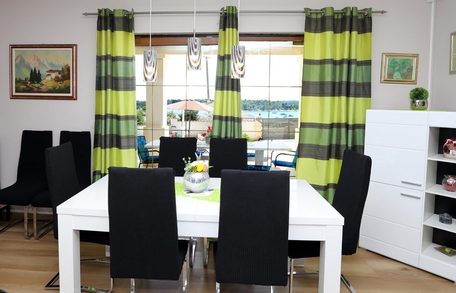 Matplats med utgång till terrassen och havsutsikt - H2791