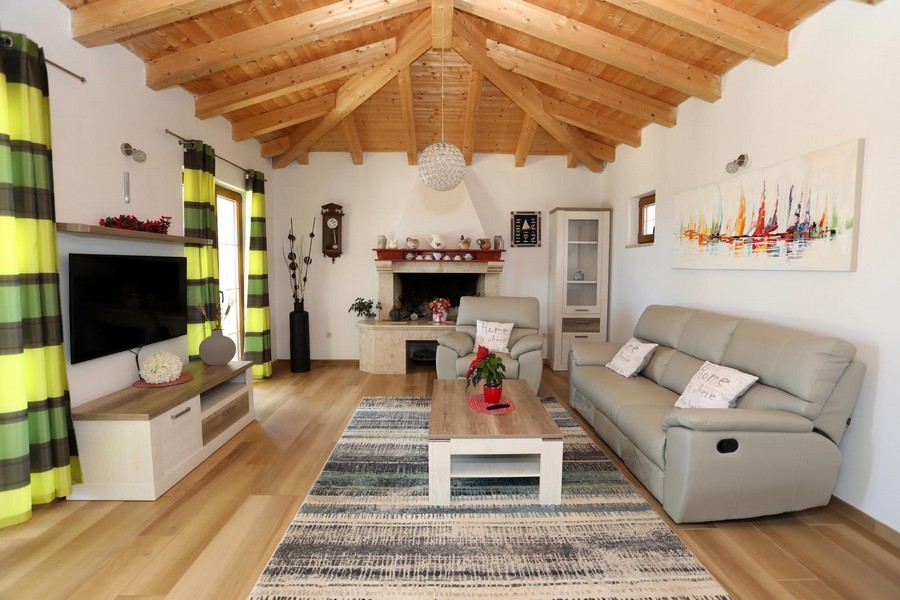 Vardagsrum med trätak och behagligt ljusinsläpp