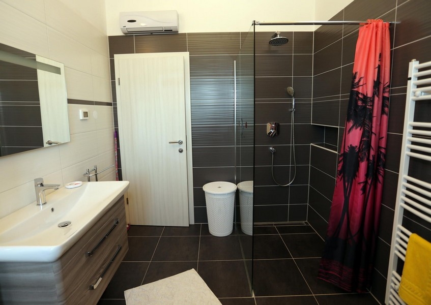 Stort badrum med dusch