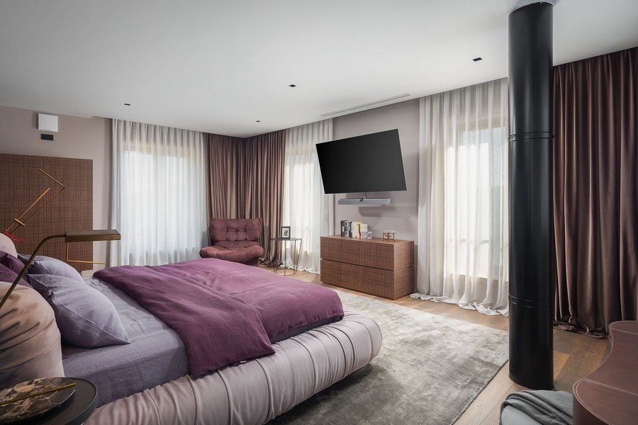 Sovrum med dubbelsäng och öppen spis