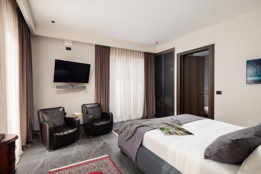 Sovrum med sittgrupp och TV