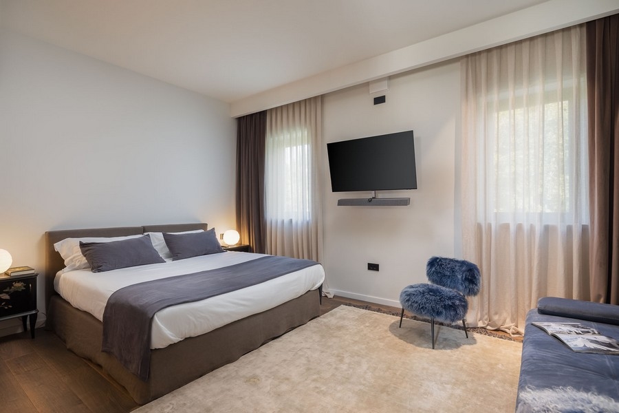 Gästrum med dubbelsäng och modern inredning