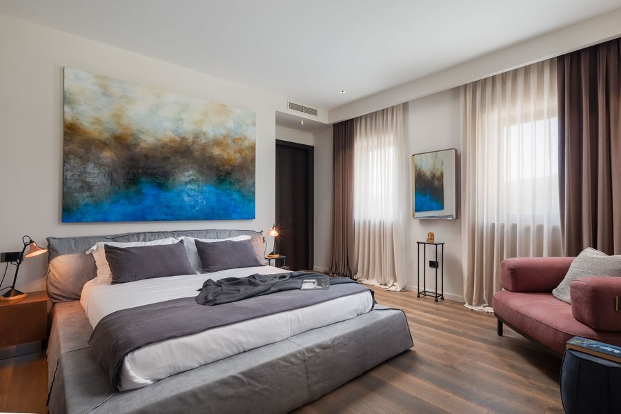 Sovrum med konstverk och sittgrupp