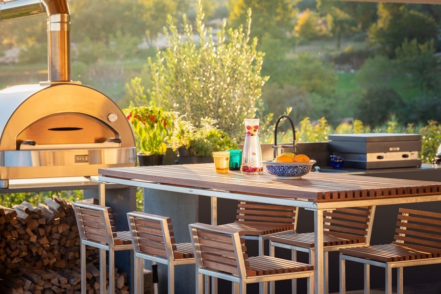 Utekök med pizzaugn och sittplatser