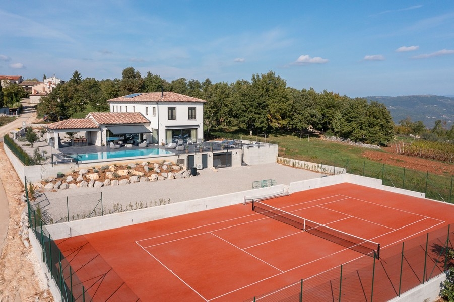 Modern villa med pool och tennisbana