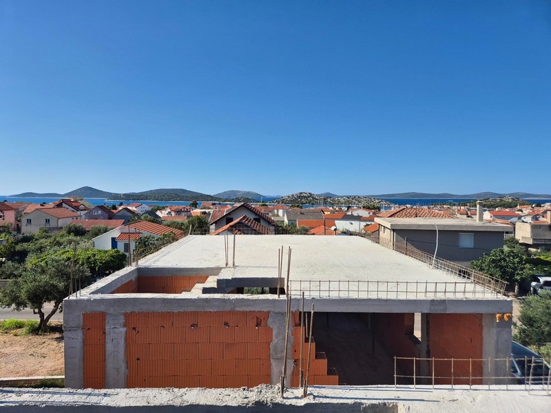 Skal av fastigheten H2799 och utsikt över havet.