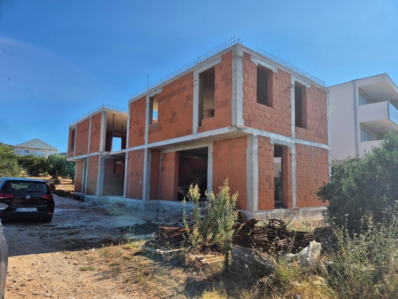 Skal av byggarbetsplatsen för parhusen H2799, som är till salu i Kroatien.