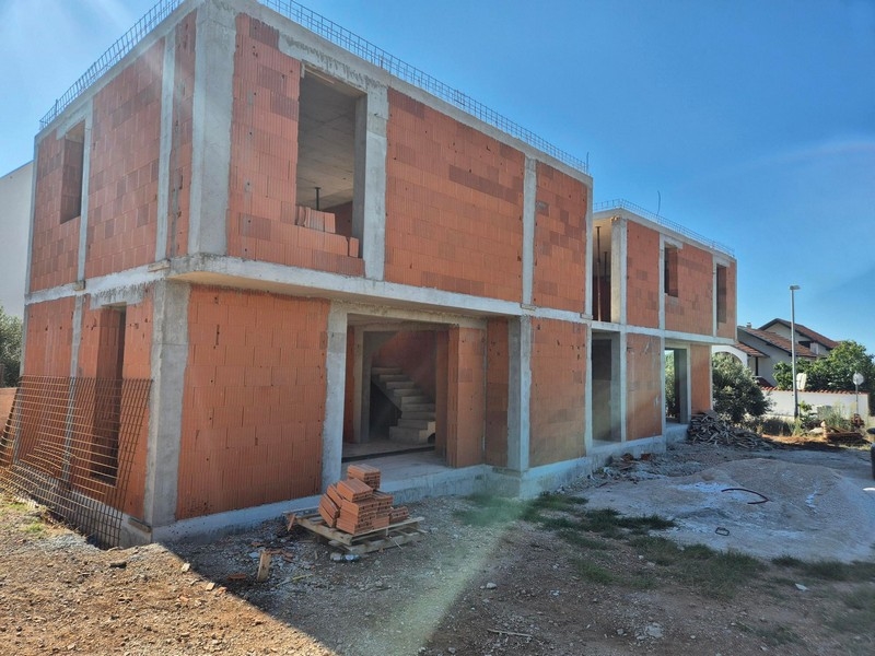 Sidovy av byggnaden i dess skal.