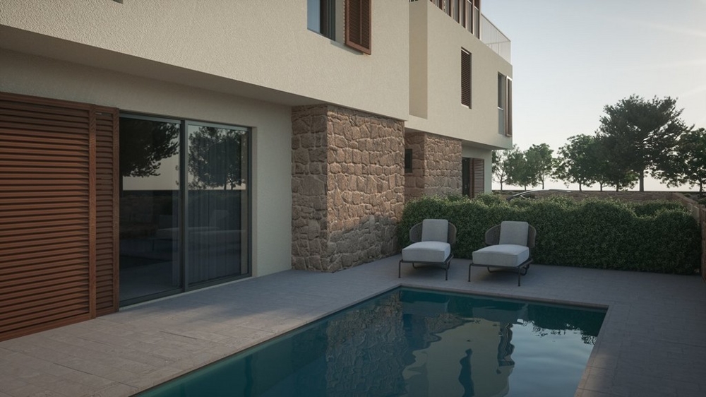 Pool och terrass i den nya byggnaden utanför.