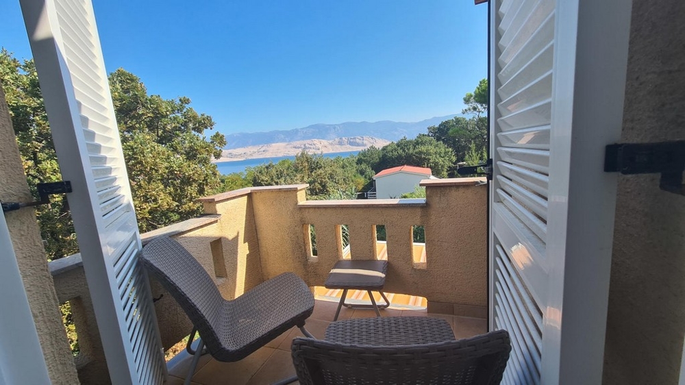 Terrass med utsikt över havet 130 meter bort - ön Pag