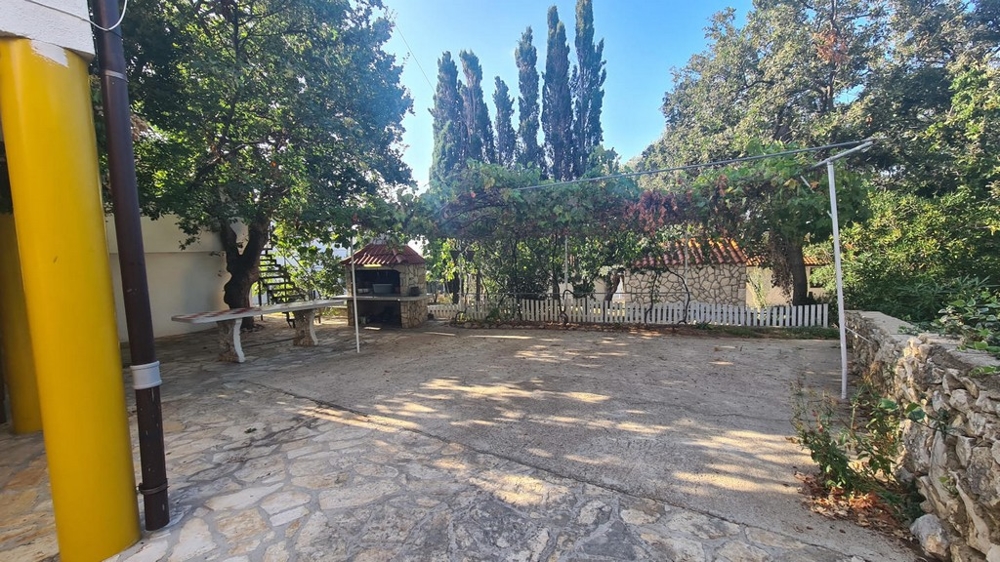 Stor trädgård med grill och totalt 8 parkeringsplatser