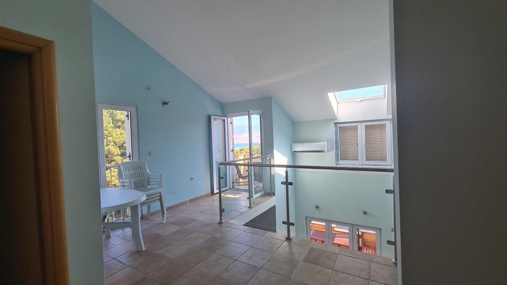 Stora fönsterpartier och ljusa sällskapsytor