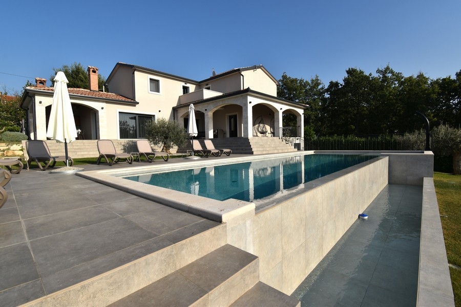 Vacker villa med stor terrass och vackert anlagd trädgård - H2811 Real Estate Kroatien