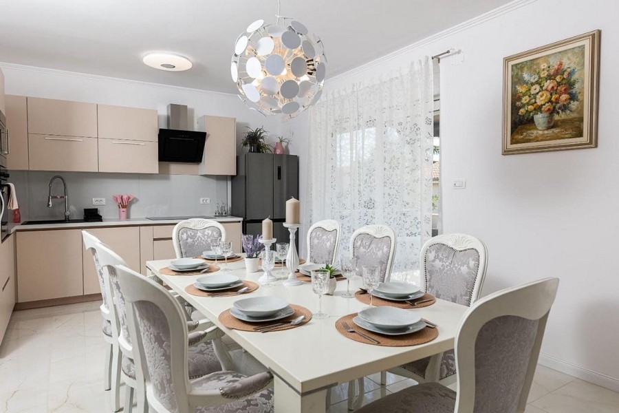 Ljust kök med matplats och öppet vardagsrum