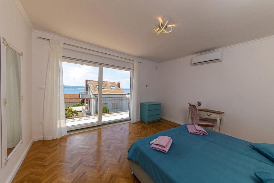 Stort sovrum med havsutsikt och balkong