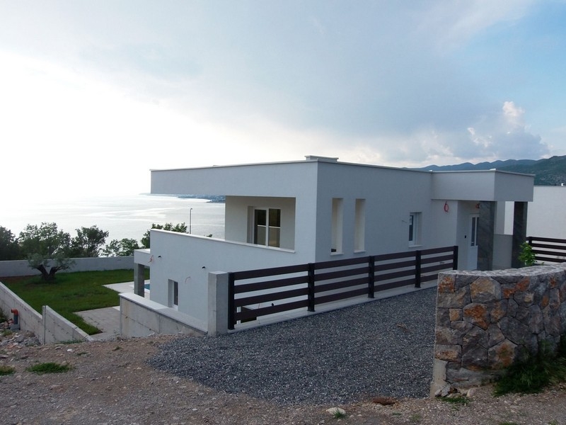 Modernt hus med stor fastighet