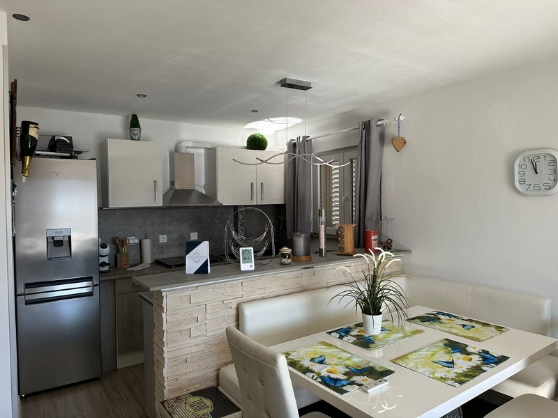 Kök med matplats och vardagsrum