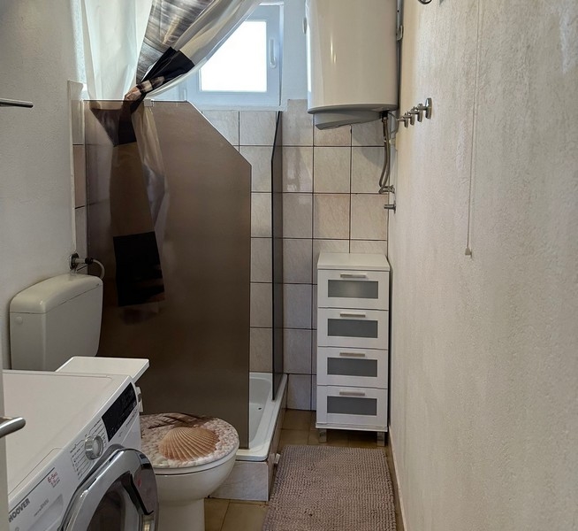 Badrum med fönster och dusch