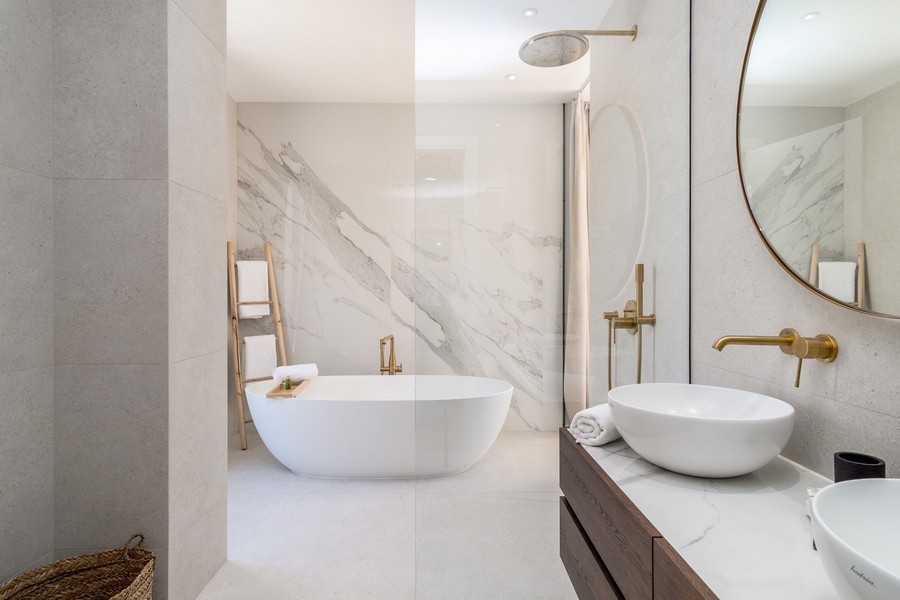 Badrum med fristående badkar