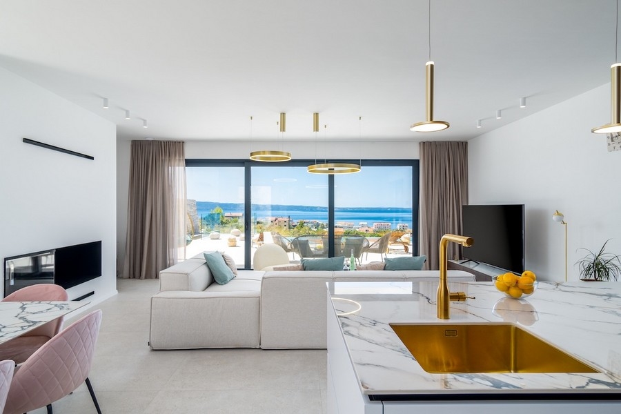 Rymlig terrass med pool och havsutsikt