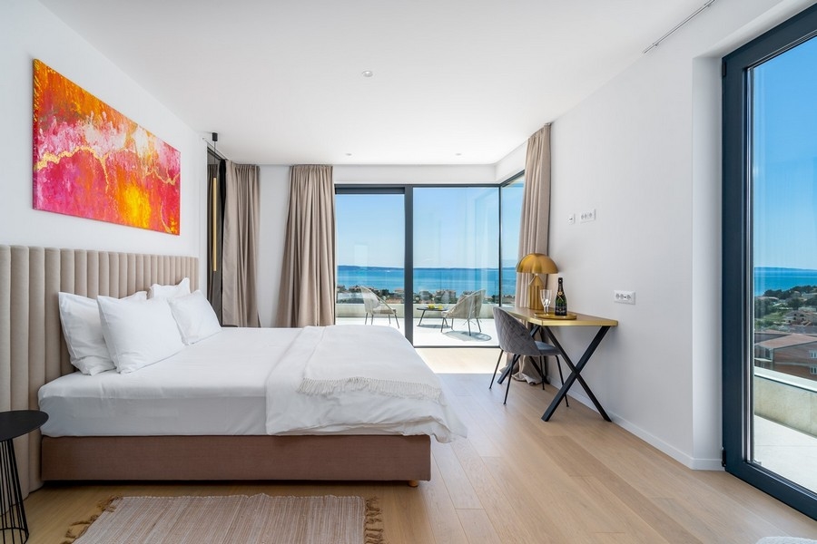 Sovrum med stora fönster och havsutsikt