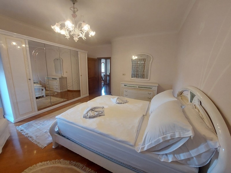 Mysigt sovrum med dubbelsäng.