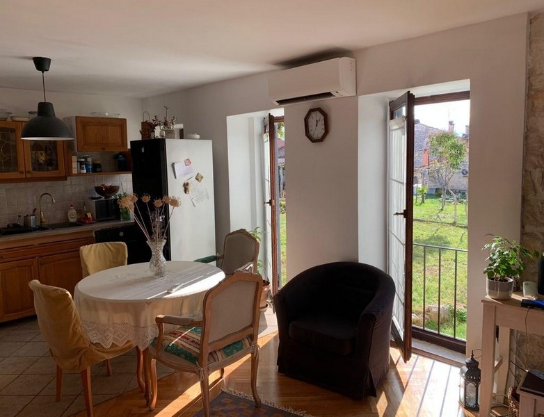 Luftkonditionerat vardagsrum på bottenvåningen.