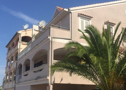 Lägenhetshusfasad i Kroatien - investeringsmöjlighet vid köp av hus i Kroatien