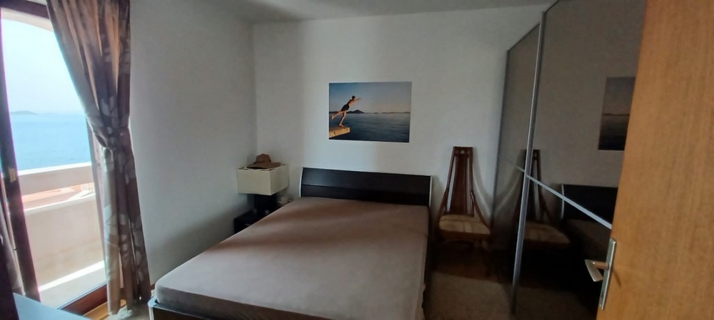 Sovrum med havsutsikt - köp ditt drömhus i Kroatien