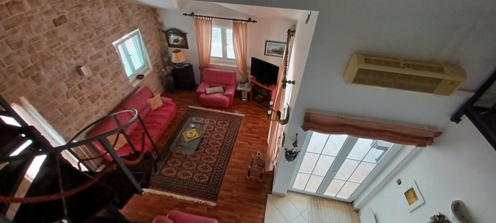 Rymligt och stilrent vardagsrum - köp ditt framtida hus i Kroatien