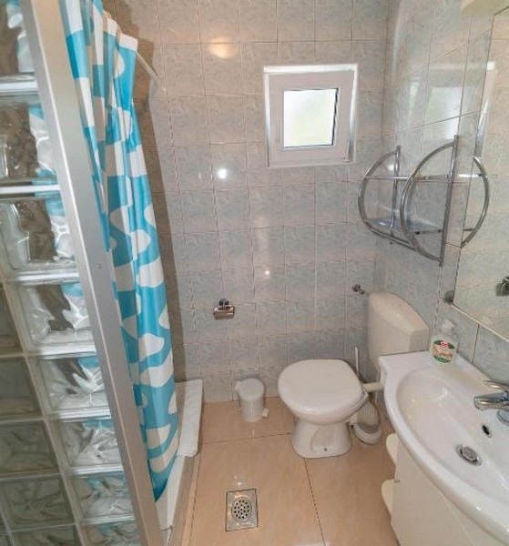 Rymliga badrum med fönster