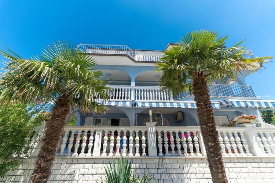 Lägenhetshus med en vackert anlagd trädgård och trädgård - Fastigheter Kroatien